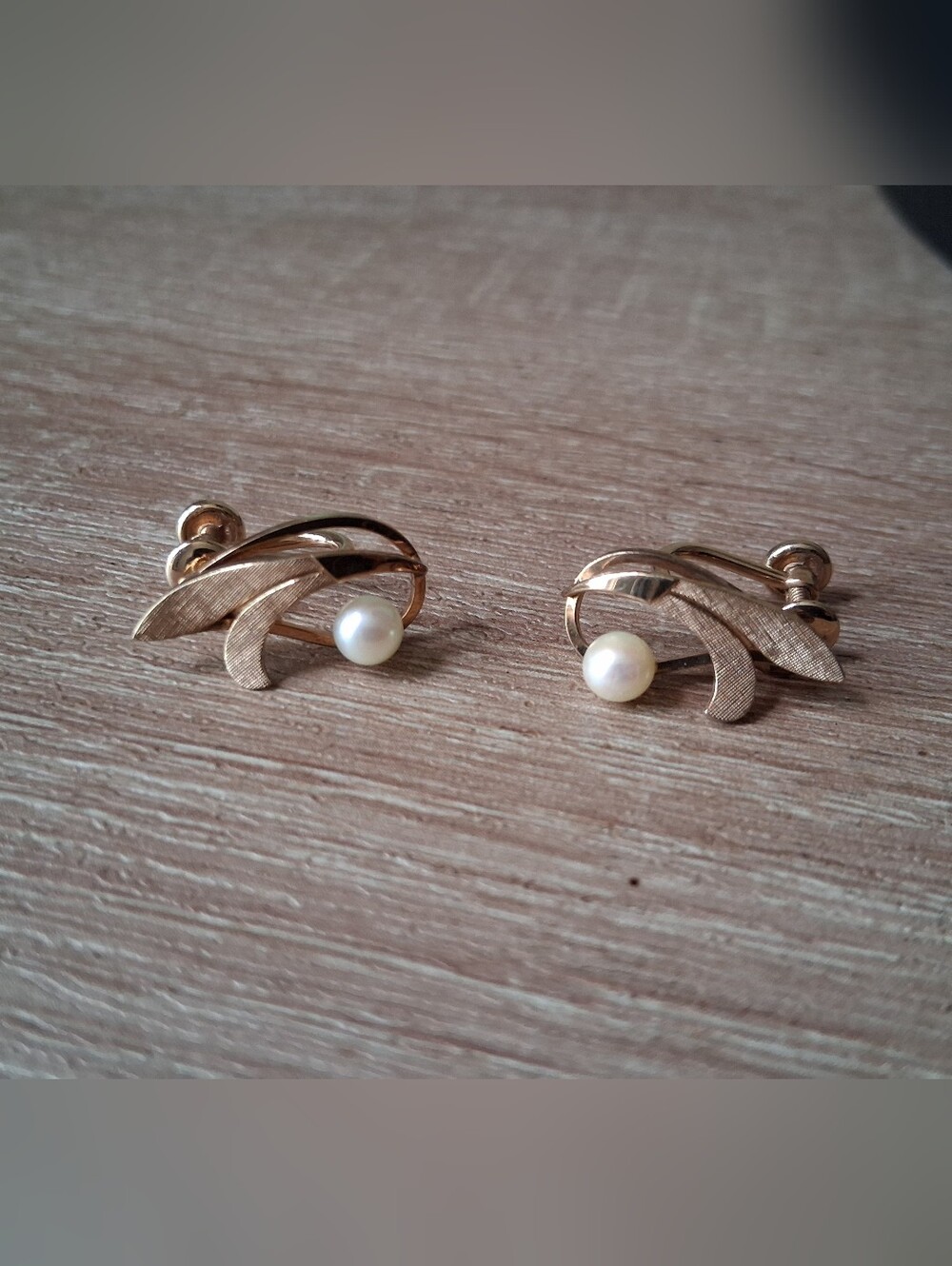 VINTAGE 19402 VAN DELL 12 K GOLD FILLED PEARL LEAF HEART SCREWBACK EARRINGS